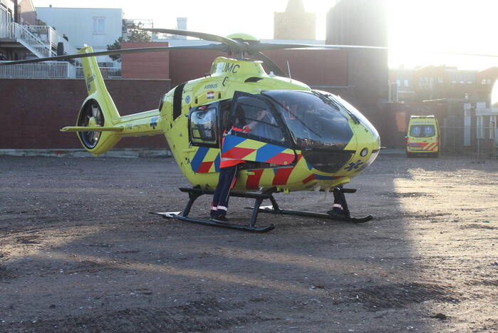 Zwaargewonde na val van dak bij bouwplaats