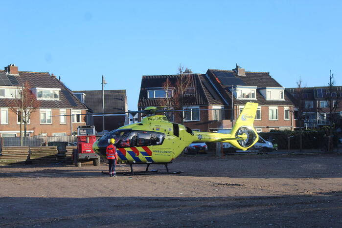 Zwaargewonde na val van dak bij bouwplaats