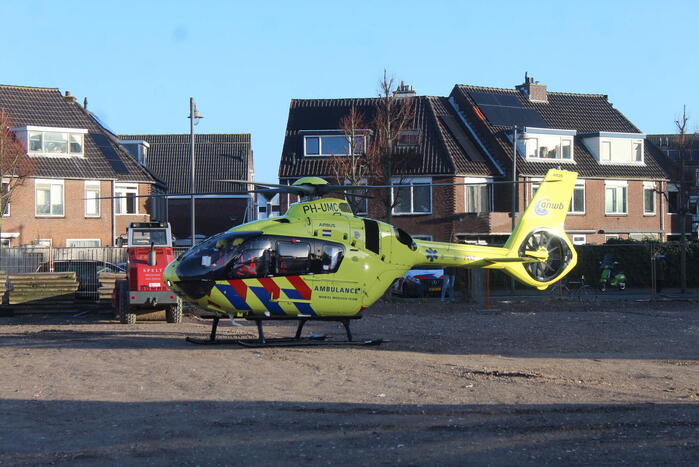 Zwaargewonde na val van dak bij bouwplaats