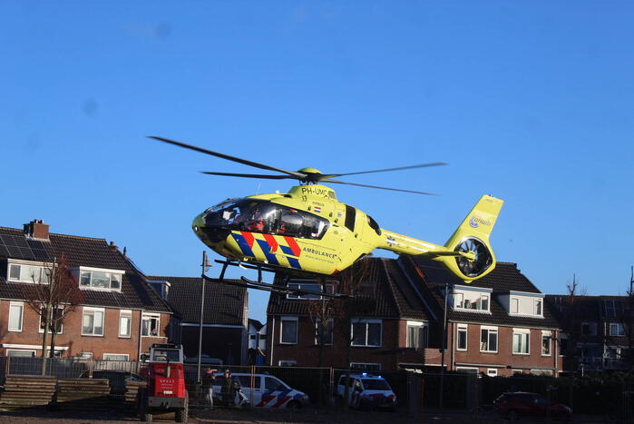 Zwaargewonde na val van dak bij bouwplaats