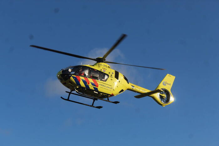 Zwaargewonde na val van dak bij bouwplaats