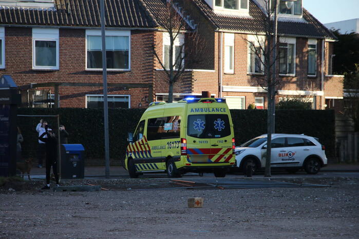 Zwaargewonde na val van dak bij bouwplaats