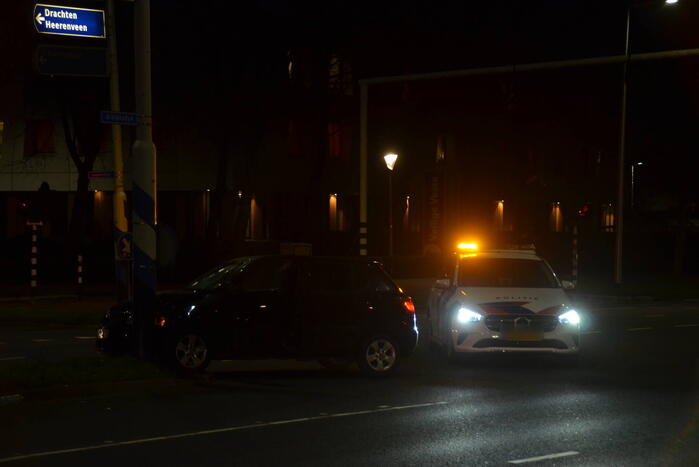 Auto knalt tegen verkeerspaal