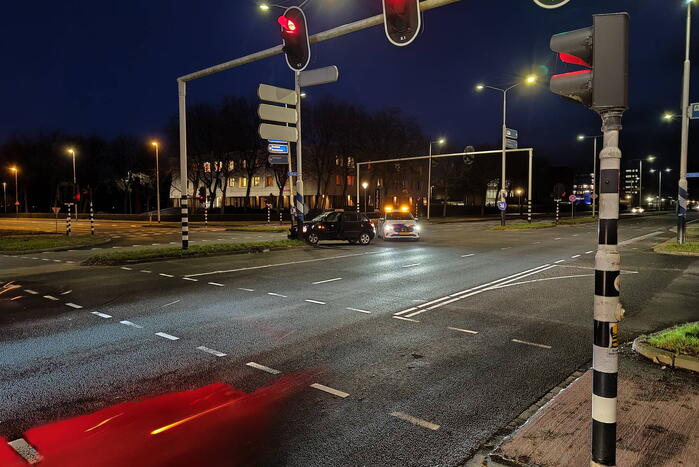Auto knalt tegen verkeerspaal