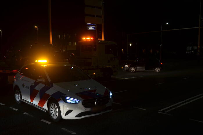 Auto knalt tegen verkeerspaal