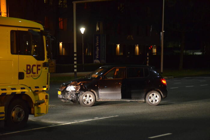 Auto knalt tegen verkeerspaal