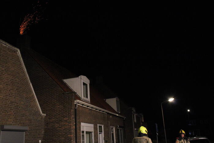 Vonkenregen bij schoorsteenbrand