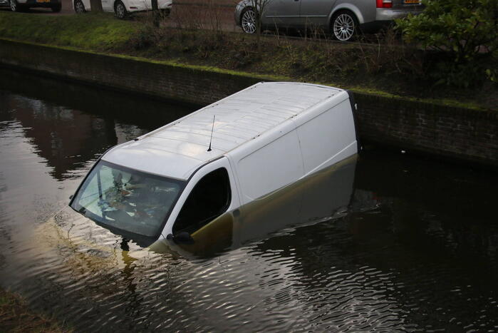 Bestelbus rolt het water in