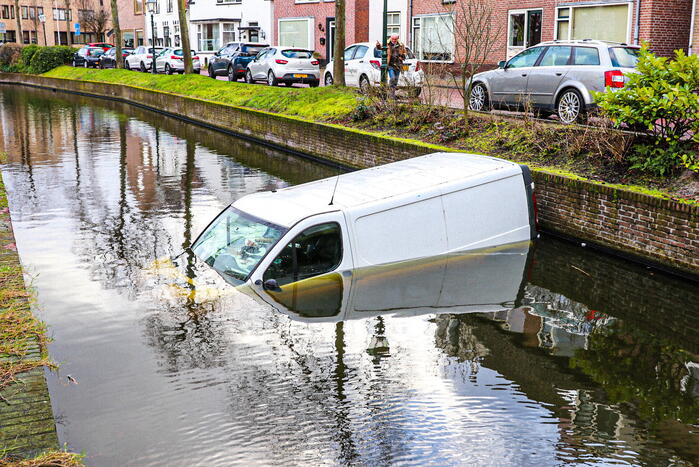 Bestelbus rolt het water in