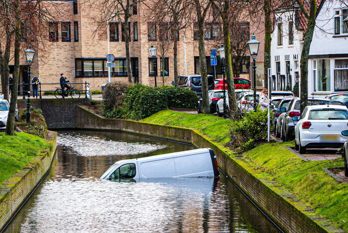 Bestelbus rolt het water in