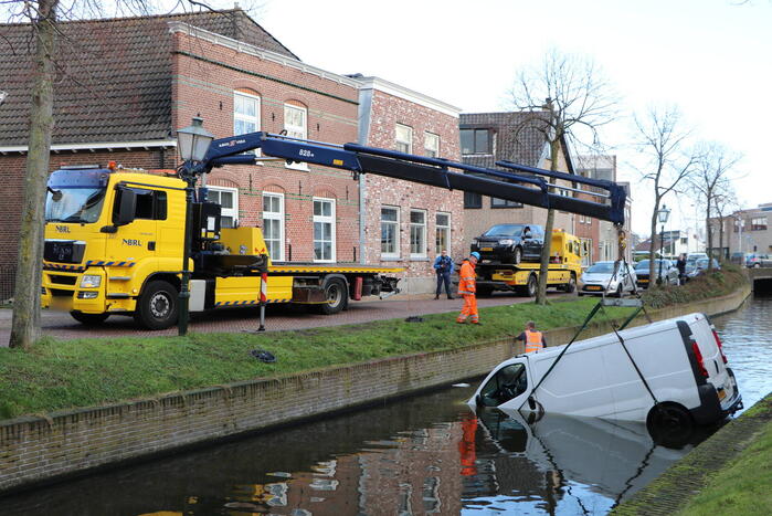 Bestelbus rolt het water in