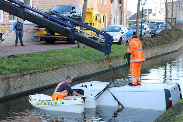 Bestelbus rolt het water in
