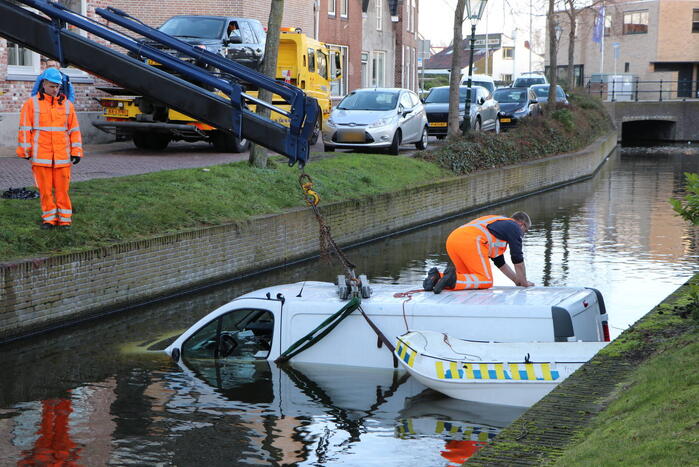 Bestelbus rolt het water in