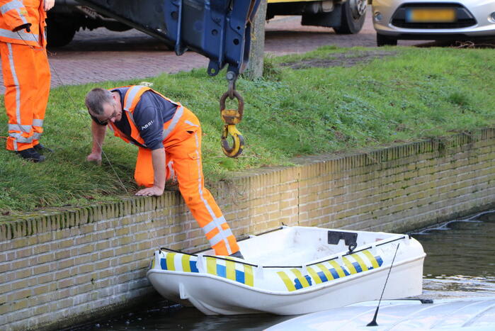 Bestelbus rolt het water in
