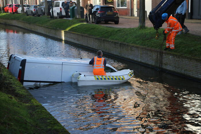 Bestelbus rolt het water in