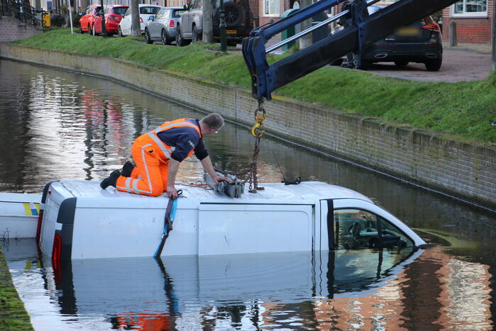 Bestelbus rolt het water in