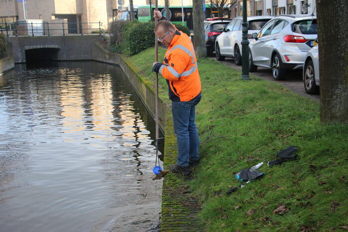 Bestelbus rolt het water in