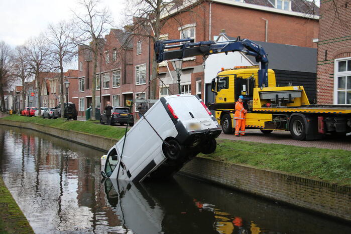 Bestelbus rolt het water in