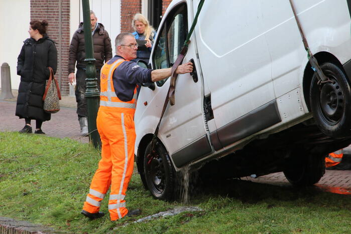 Bestelbus rolt het water in