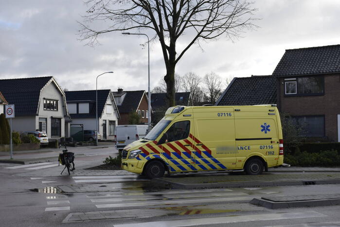 E-biker gewond bij botsing op rotonde