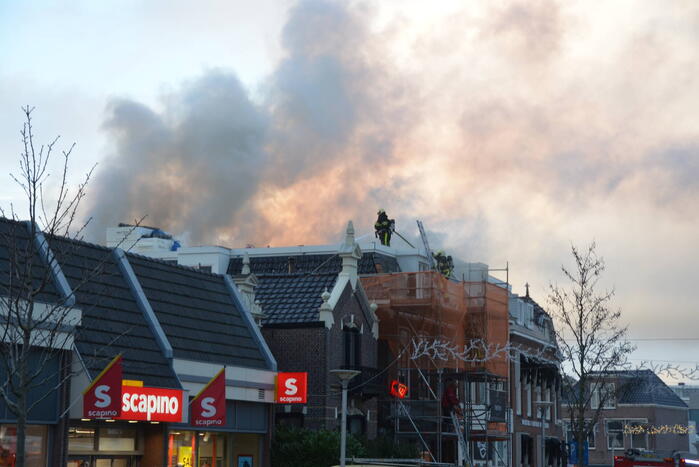 Flinke rook ontwikkeling bij uitslaande brand
