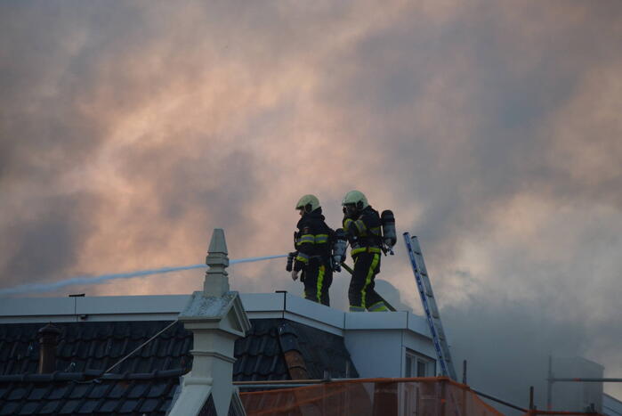 Flinke rook ontwikkeling bij uitslaande brand