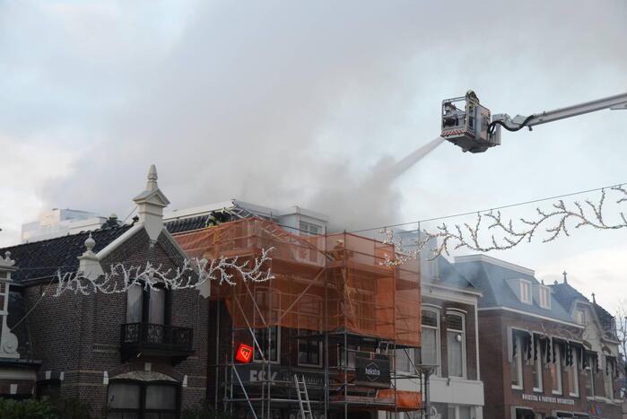 Flinke rook ontwikkeling bij uitslaande brand