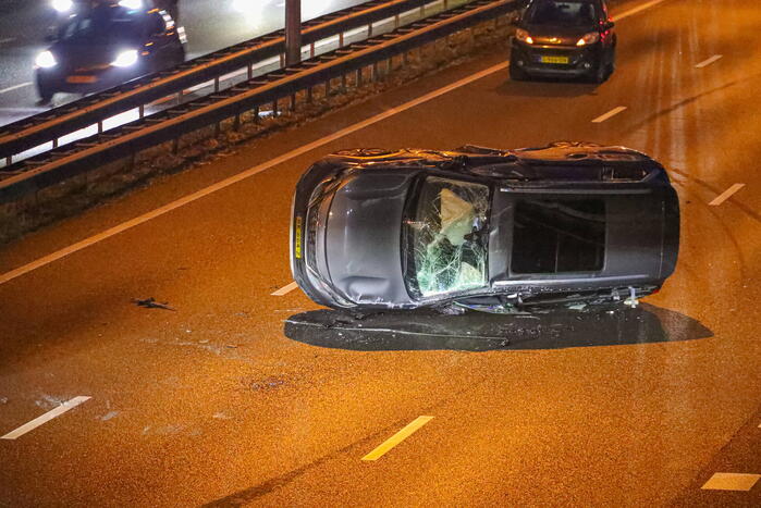 Auto belandt op zijn kant bij kettingbotsing