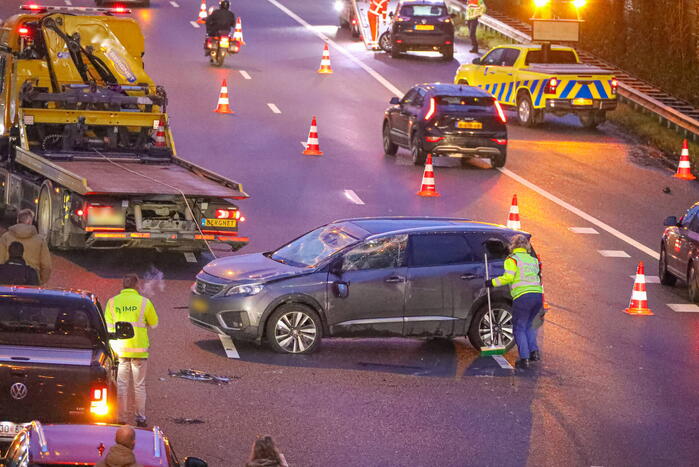 Auto belandt op zijn kant bij kettingbotsing