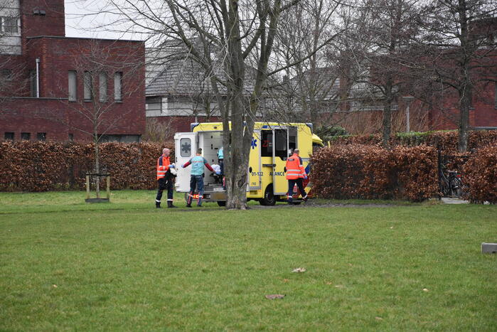 Traumahelikopter landt bij schoolgebouw