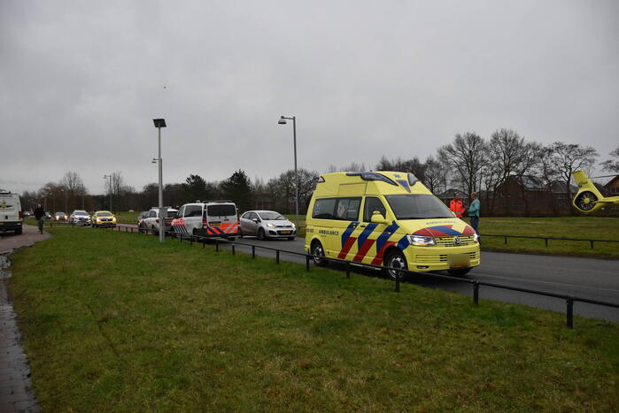 Traumahelikopter landt bij schoolgebouw