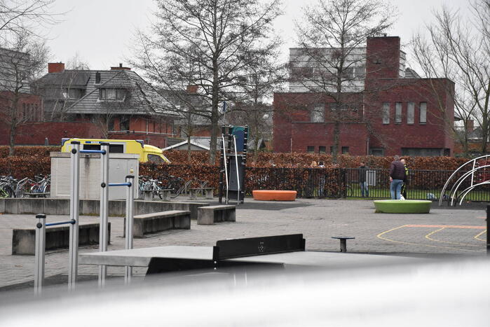 Traumahelikopter landt bij schoolgebouw