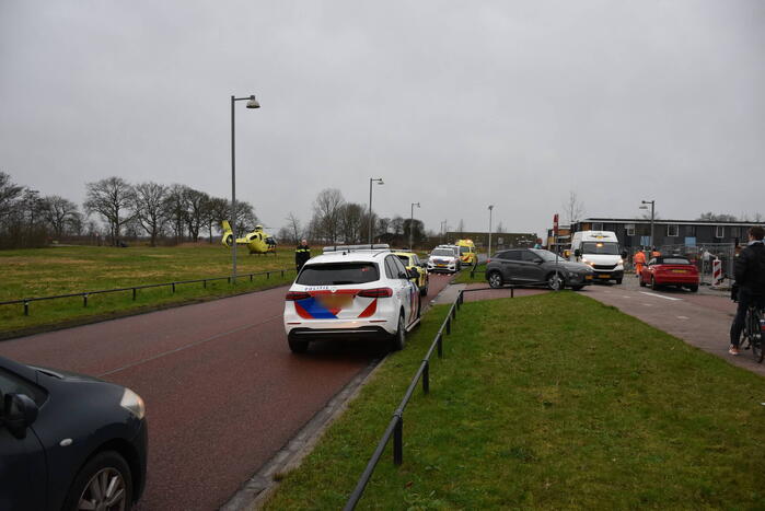 Traumahelikopter landt bij schoolgebouw
