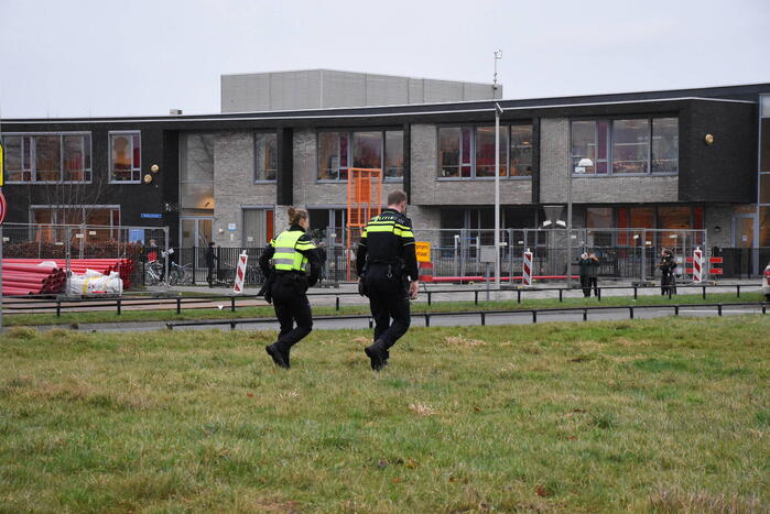 Traumahelikopter landt bij schoolgebouw