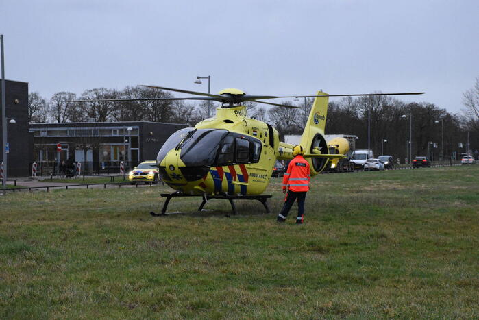 Traumahelikopter landt bij schoolgebouw