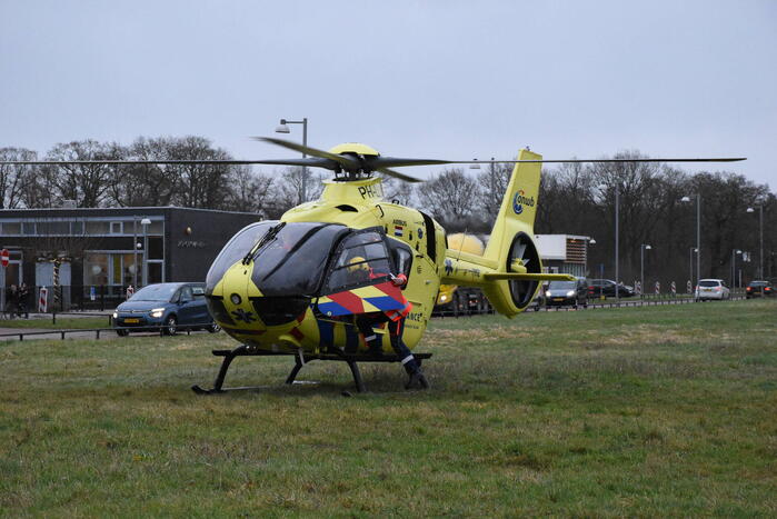 Traumahelikopter landt bij schoolgebouw