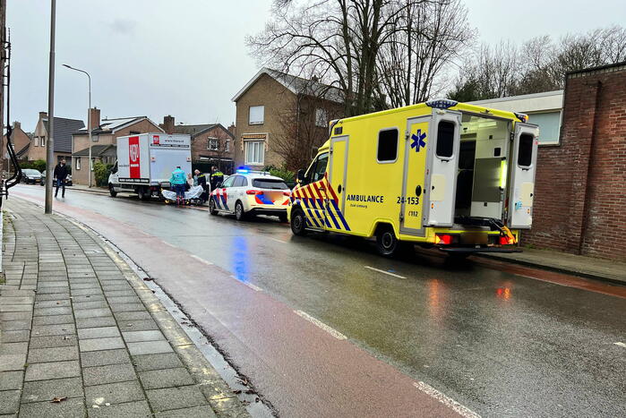 Vrouw gewond bij botsing tegen bakwagen