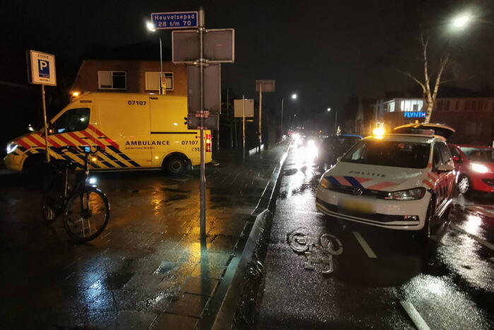 Bestuurder motor rijdt fietser aan
