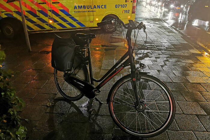 Bestuurder motor rijdt fietser aan