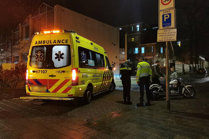 Bestuurder motor rijdt fietser aan