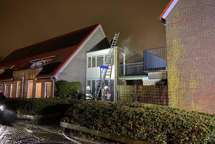Brand in portiek woning