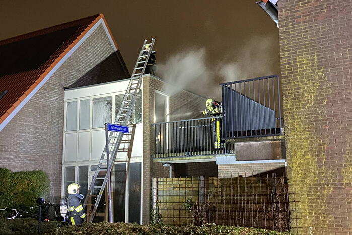 Brand in portiek woning
