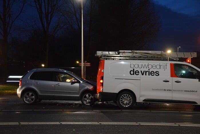 Personenwagen knalt achterop bestelbus voor stoplicht