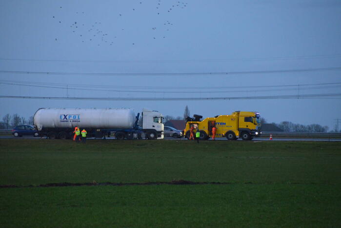 Behoorlijke schade bij botsing tussen twee vrachtwagens