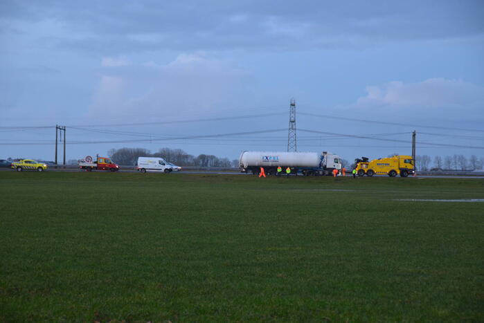 Behoorlijke schade bij botsing tussen twee vrachtwagens