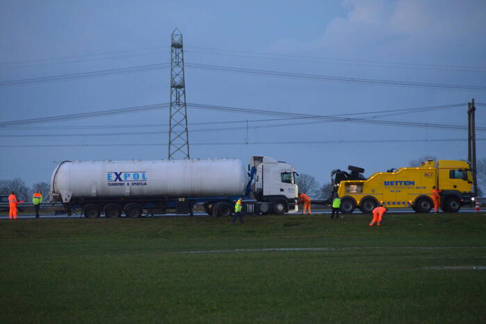 Behoorlijke schade bij botsing tussen twee vrachtwagens