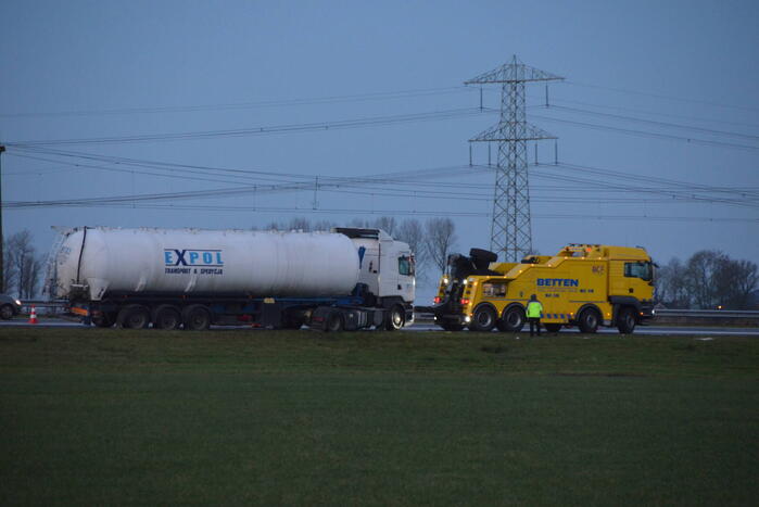 Behoorlijke schade bij botsing tussen twee vrachtwagens