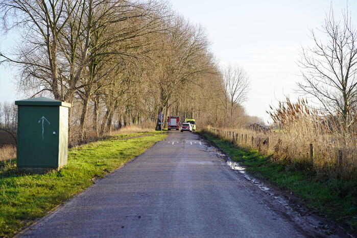 Twee man met auto de sloot in