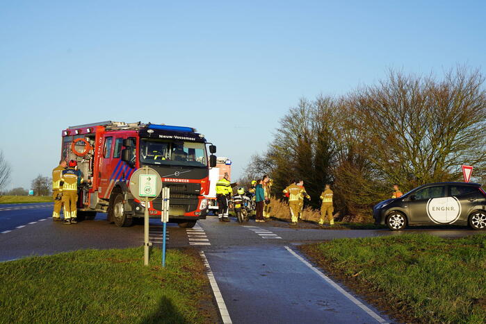Twee man met auto de sloot in
