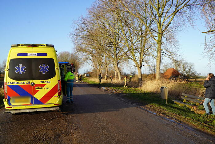 Twee man met auto de sloot in